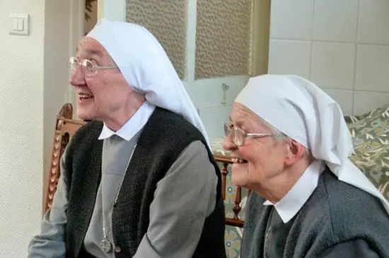 Dos monjas sonriendo