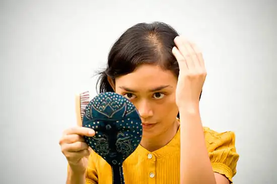 Mujer acicalándose el cabello