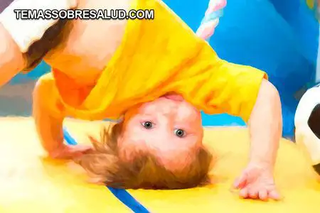 Hematomas y sangrado - ¿Qué es normal durante la niñez? Hematomas y sangrado nene jugando