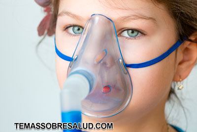 Nena con dificultad para respirar por asma